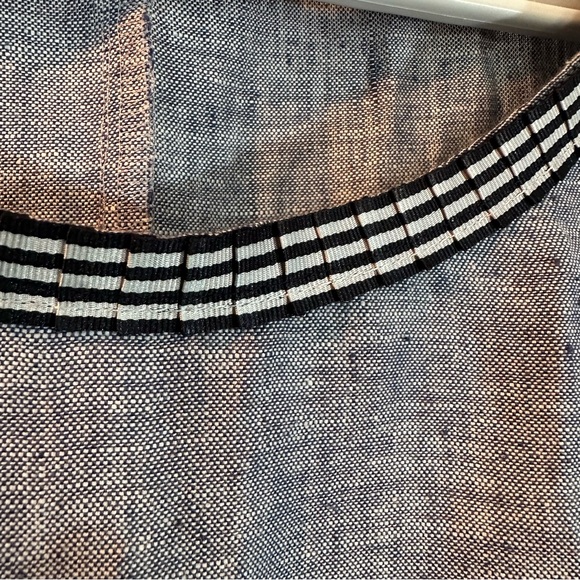 Sleeveless linen-like fabric top with side zipper and cute fold-detail neckline - Picture 6 of 12